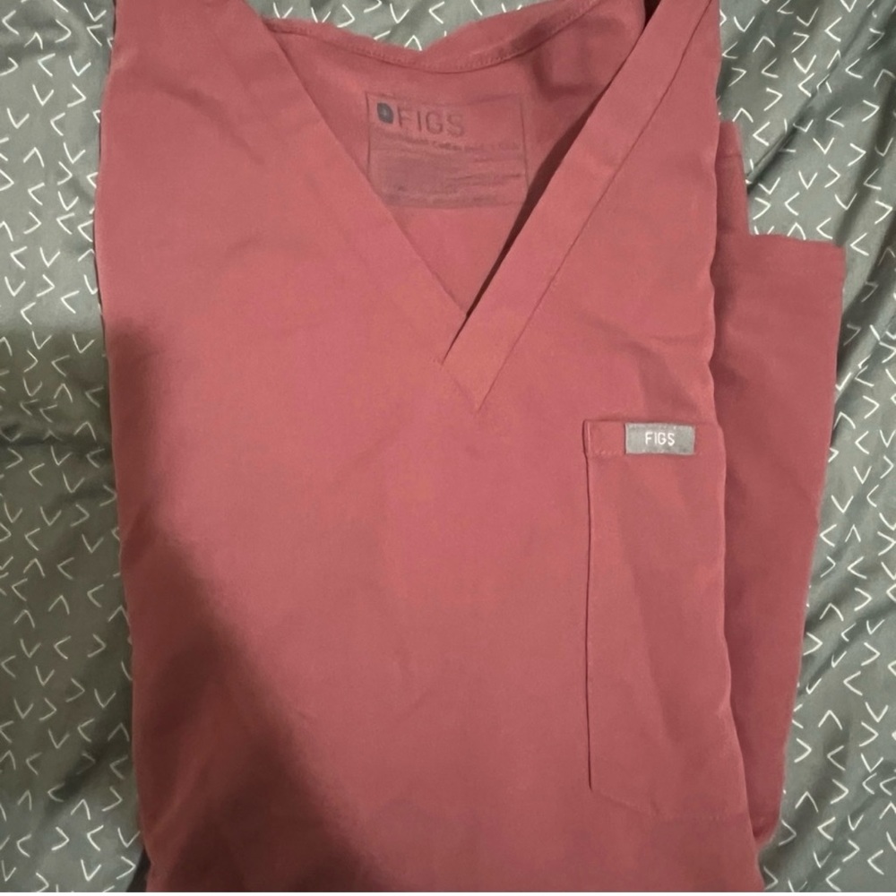 Figs mauve scrub top